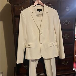 Elegant Women's Off-White Pantsuit Jacket and Pants